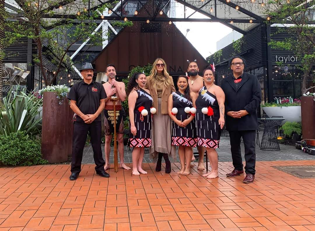 elle macpherson with kapa haka leaders the haka experience